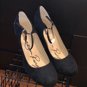 Black heels, never worn!! super cute🥰